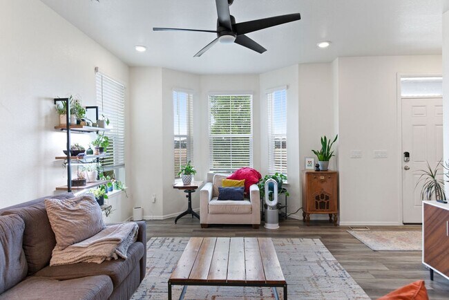 Building Photo - Beautiful 2 bedroom, 2.5 bath townhome in Mosaic