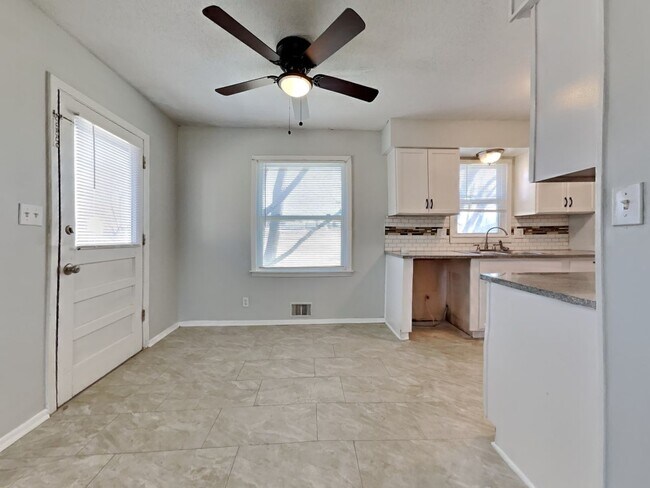 Building Photo - Charming 4-Bed Home in Kansas City with Garage Parking