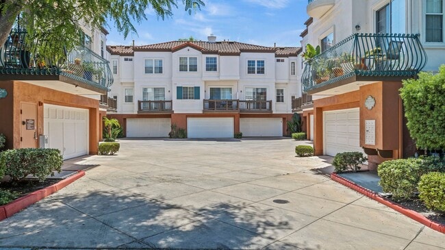 Building Photo - Tri-Level Townhome in Tustin
