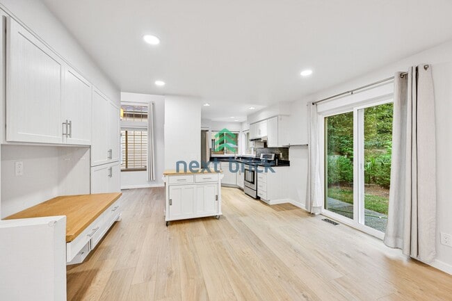 Building Photo - 3 BED & 2.5 BATH FOR RENT