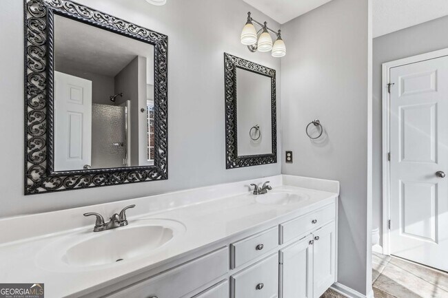 Building Photo - 825 Somerset Vale Dr