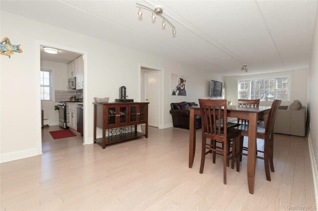 Building Photo - 4 Consulate Dr