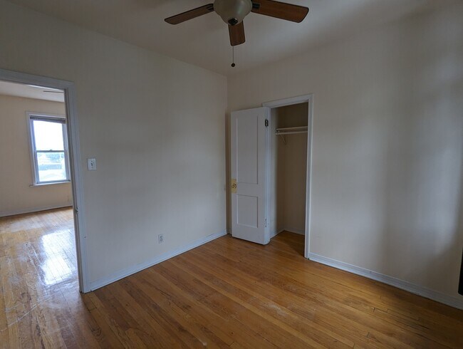 Building Photo - 3048 W Wellington Ave