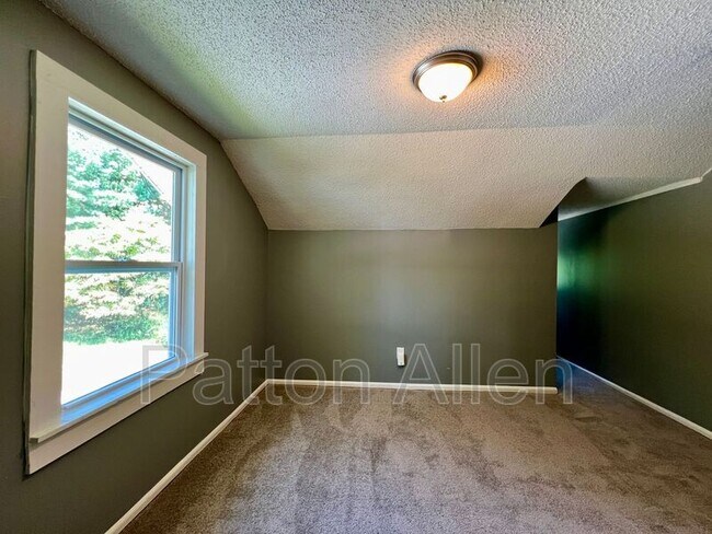 Building Photo - 15 Woodbine Rd