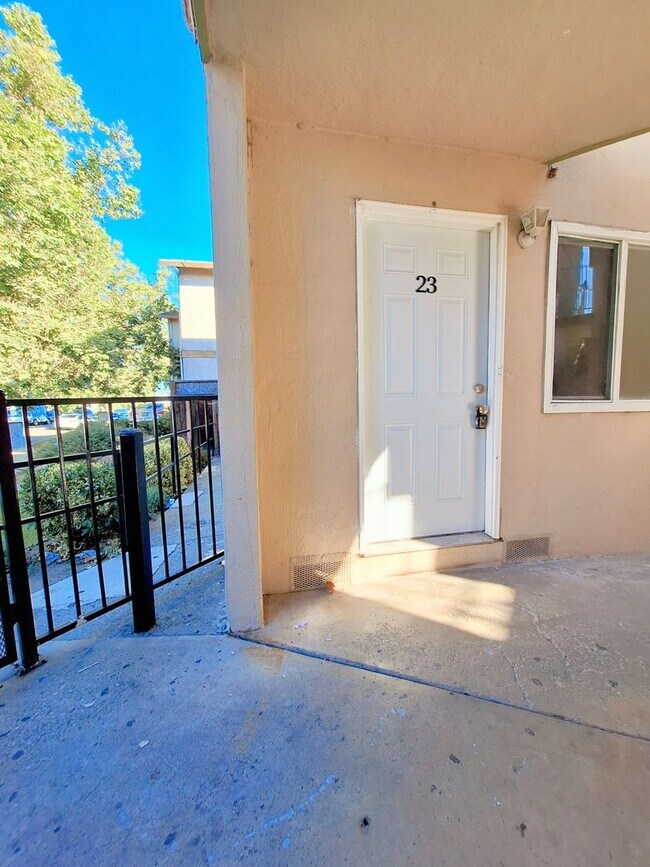 Building Photo - Refurbished 1bd First Floor Apartment With Carport & Laundry & Manager On Site!