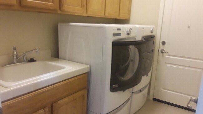 Building Photo - Large home with mountain views near the University of Nevada