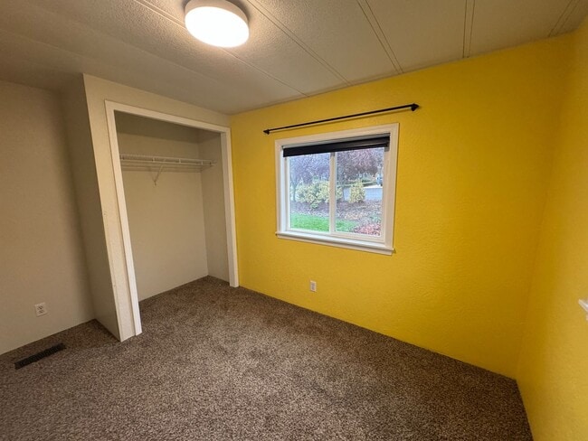 Building Photo - 2 Bedroom 2 Bath