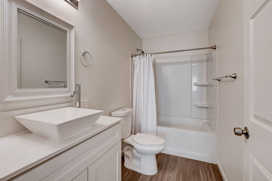 Building Photo - 405 S 10th St