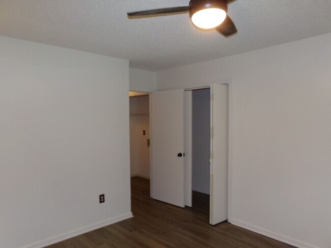 Building Photo - 127 Village Ct