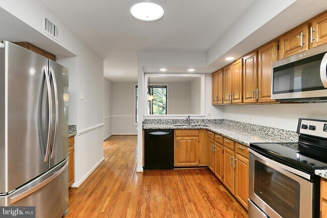 Building Photo - 4021 Lake Glen Rd