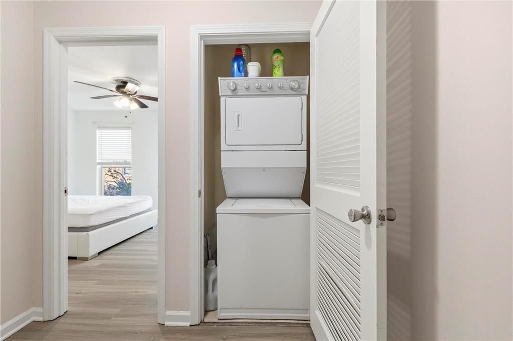 Building Photo - 245 Winding River Dr