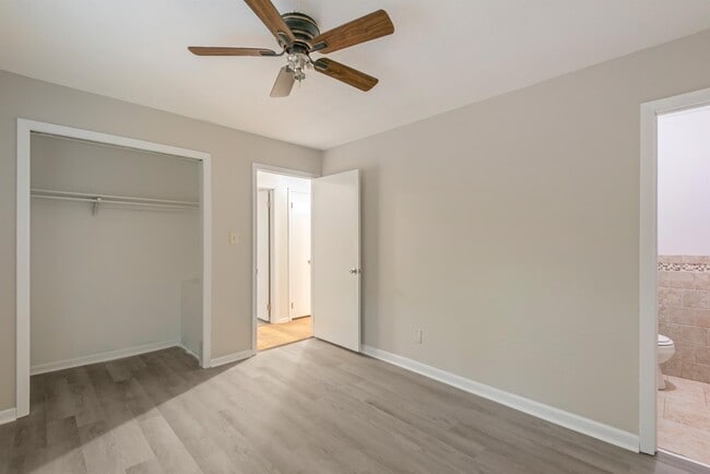 Building Photo - 7201 Dogwood Dr