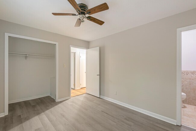 Building Photo - 7201 Dogwood Dr SW