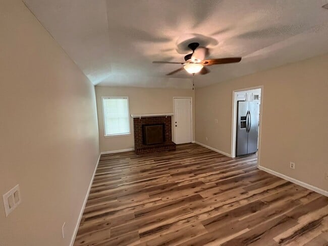Building Photo - Hidden Gem in Holiday Park Subdivision!