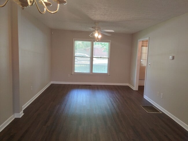 Building Photo - Spacious 2Bd/2Ba Duplex - Move-In Ready!