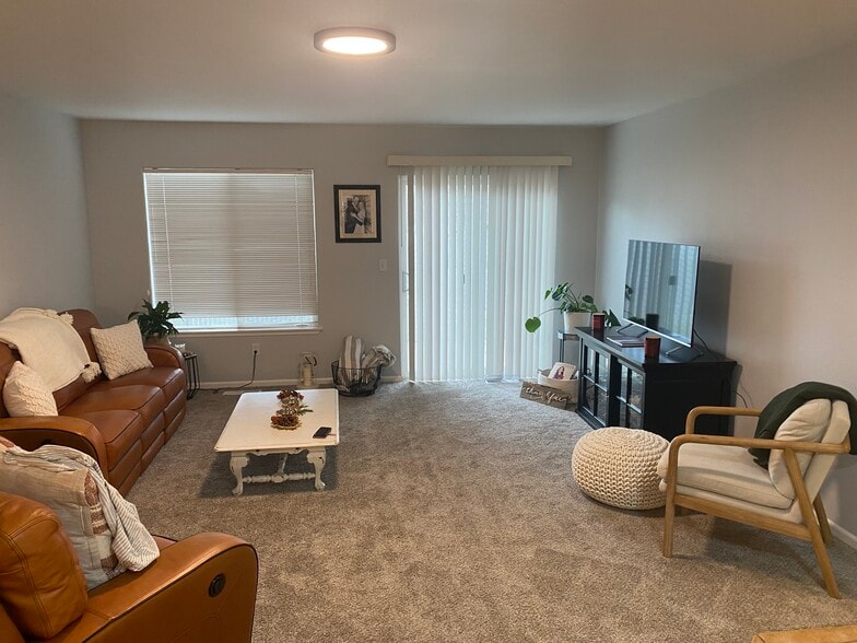 Large living room - 2122 Howard St