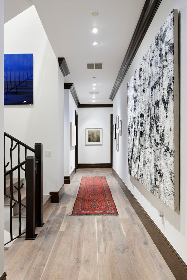Building Photo - 353 Pfister Dr