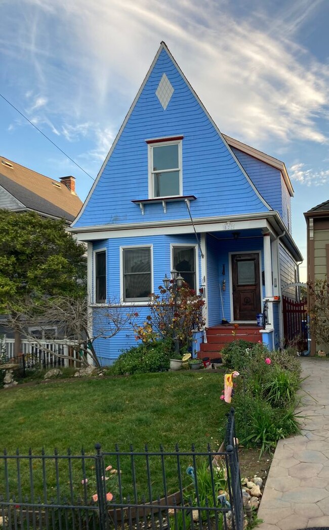 Building Photo - Victorian Charm-2 Bedroom 1.5 Bath Home- $...