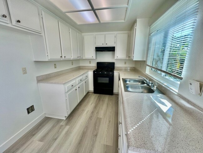 Building Photo - 702 Jay Cir