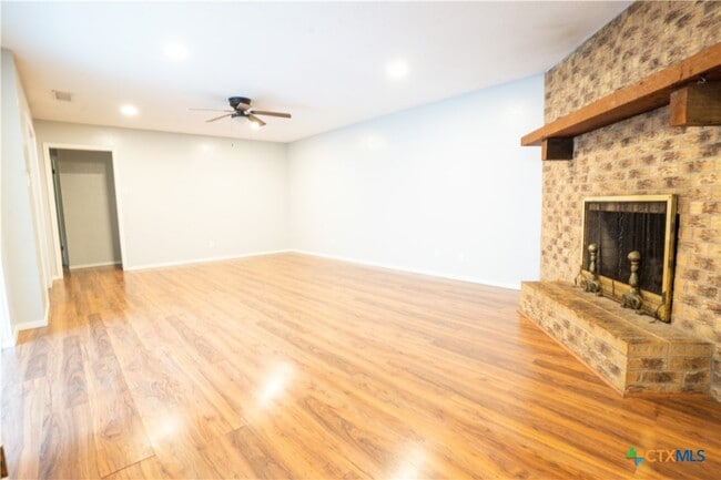 Building Photo - 1207 Wales Dr