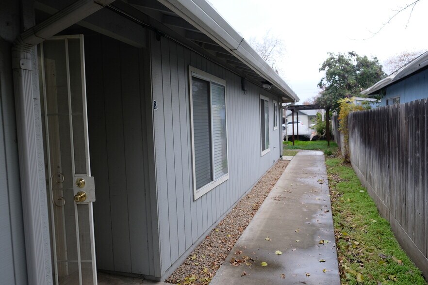 Walkway - 118 W Beverly Pl