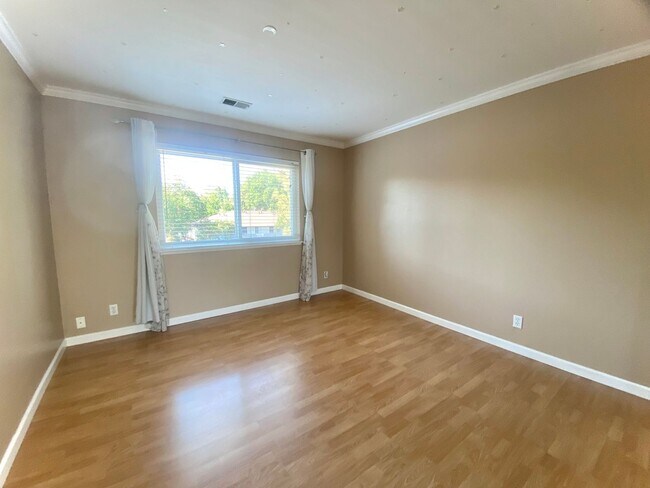 Building Photo - Spacious 4-Bedroom Irvington Home with Mod...