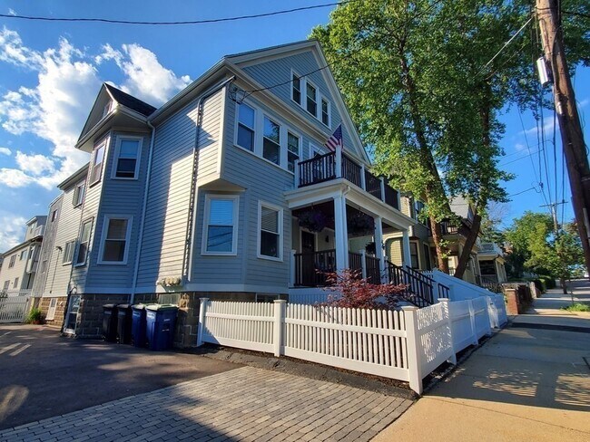 Building Photo - 44 Belmont St