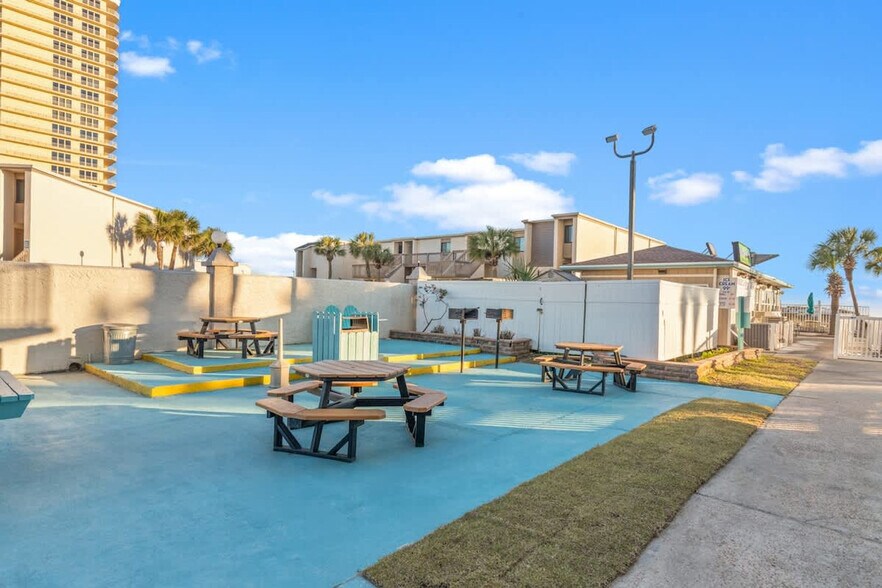 Building Photo - 8743 Thomas Dr