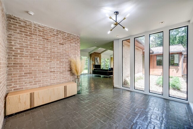 Building Photo - 15 Saddlebrook Ln