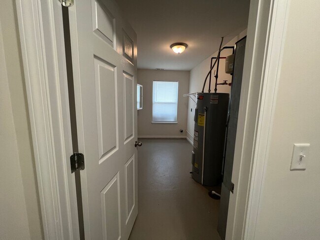 Building Photo - 3 bedroom 2 bath 1 car gargage HOUSE