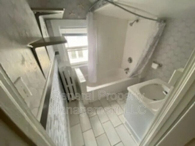 Building Photo - 2 bed 1 bath upstairs duplex for rent October 1st