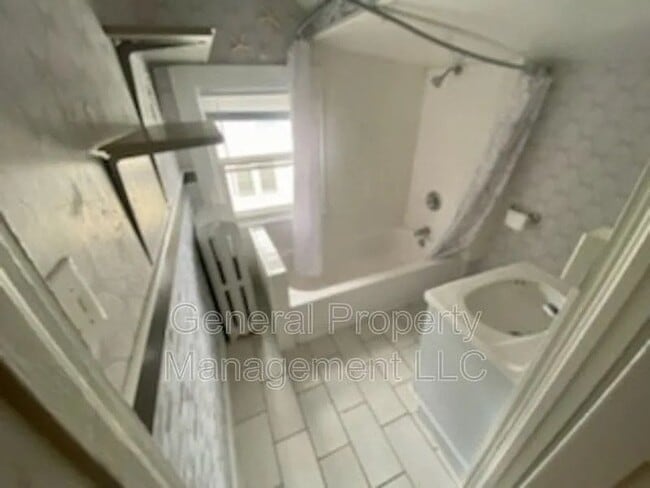 Building Photo - Charming 2 Bedroom Upper Duplex Near Downtown Eau Claire - Available August 1st!!