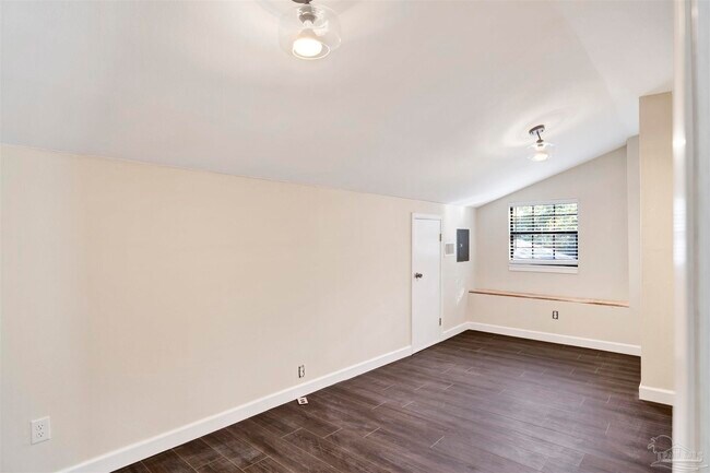 Building Photo - 525 Lakewood Rd