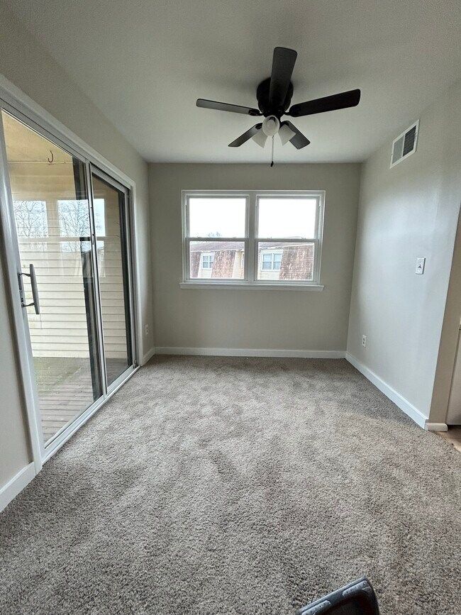 Breakfast Area - 3 Florence Tollgate Plz