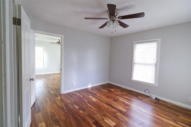 Building Photo - 1302 Pasadena Dr