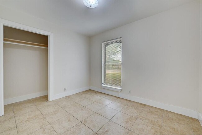 Building Photo - 509 Greenway Dr