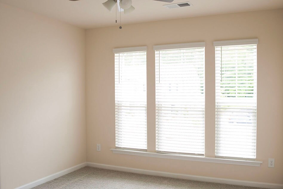 Building Photo - 400 White Oak Ridge Dr