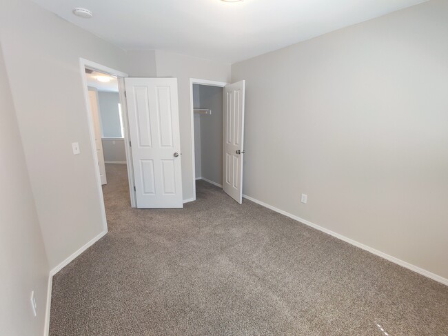 Building Photo - 165 Sagebrush Ave
