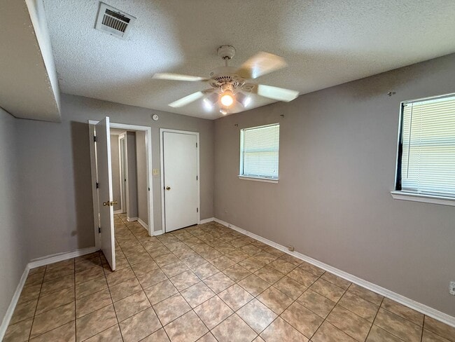 Building Photo - 3 bedroom 1.5 bath home with bonus room av...