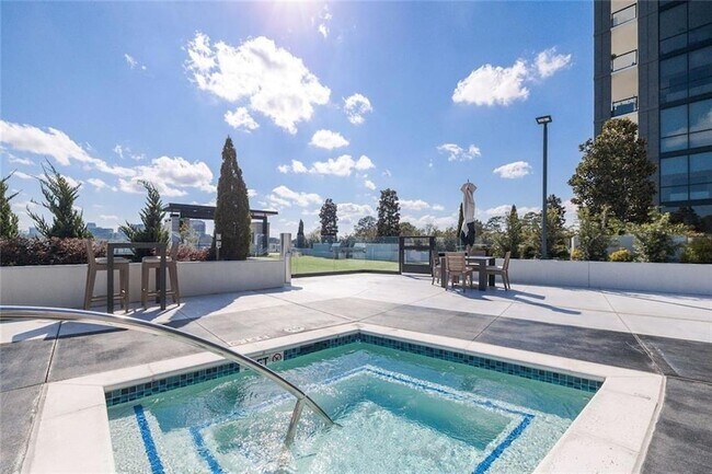 Building Photo - 2425 Peachtree Rd NE