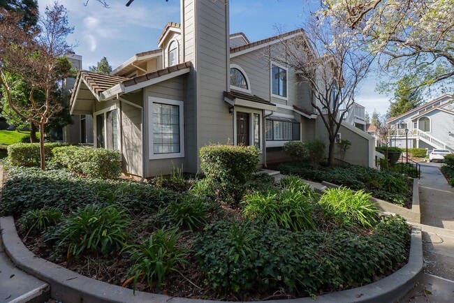Building Photo - FULLY RENOVATED 3 BEDROOM, 2 BATHROOM TOWN...