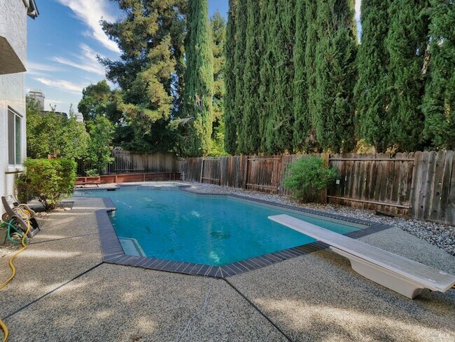 Building Photo - 3500 Crownridge Dr