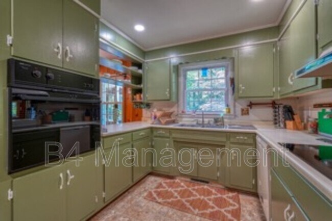 Building Photo - 524 Overland Dr