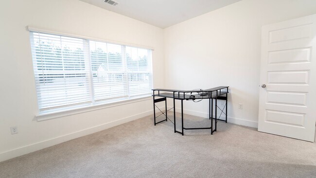 Building Photo - Stunning Like-New 4-Bedroom Home Just Minutes from Fort Stewart