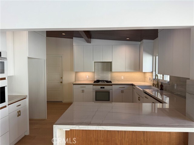 Building Photo - 940 Crestview Dr