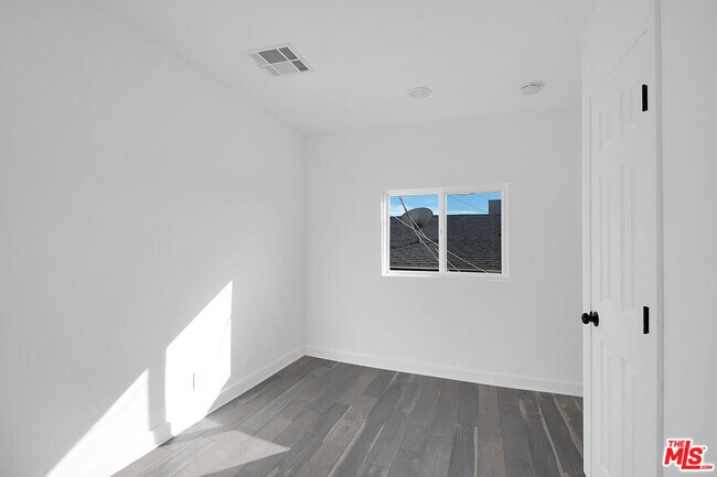 Building Photo - 1610 S Beverly Glen Blvd