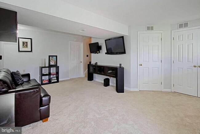Building Photo - 6337 Littlefield Ct