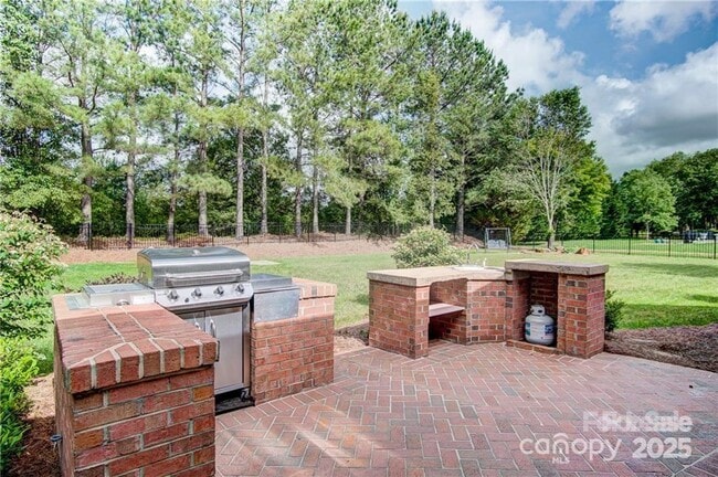 Building Photo - 8005 Weddington Downs Dr