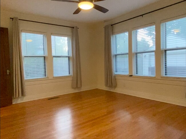 Building Photo - 2 Bedroom 2 Bathroom plus Bonus Room with ALL Appliances Included