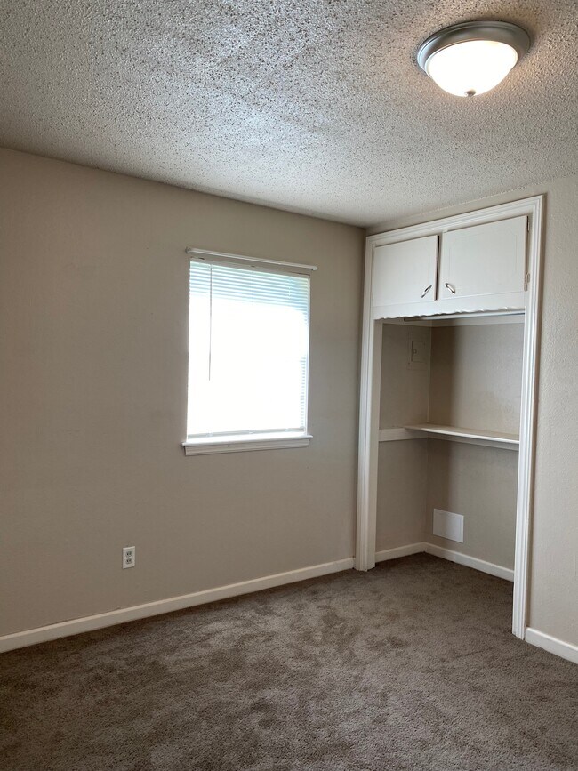 Building Photo - 4808 Sunset Terrace